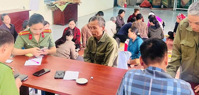 Trung tá Bùi Thị Lan Anh cùng cán bộ Công an hướng dẫn người dân kích hoạt tài khoản định danh điện tử