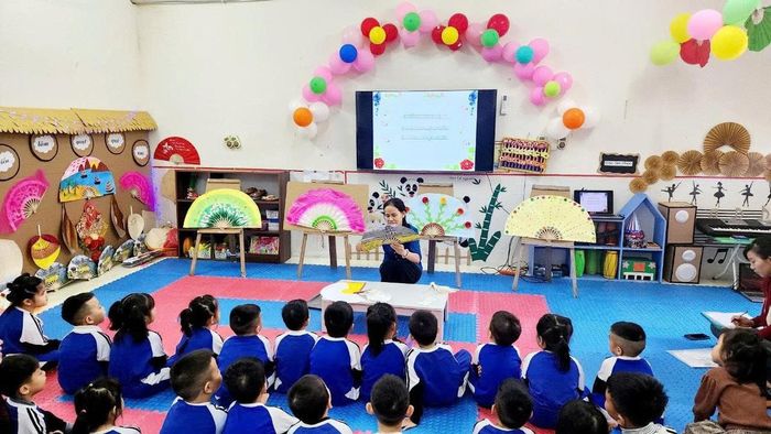 Các em học sinh trải nghiệm làm quạt trong giờ học tại trường 