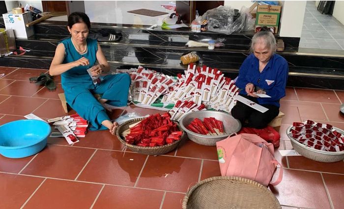 Bà Nguyễn Thị Thuận (bên trái) làm quen với công việc làm quạt giấy từ năm 10 tuổi