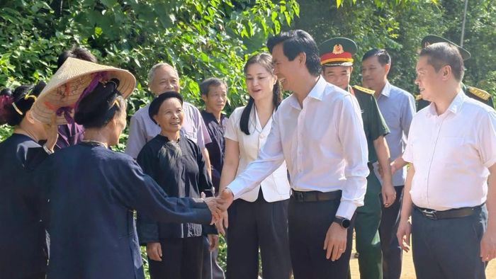 Bí thư Tỉnh ủy Lạng Sơn Hoàng Quốc Khánh(giữa) chia vui với người dân Lân Nóng trong ngày khánh thành con đường, 12/8/2026