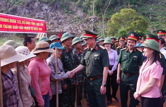 Lãnh đạo Quân khu 1 và Bộ Chỉ huy Quân sự tỉnh Lạng Sơn thăm, động viên bộ đội và Nhân dân tham gia làm đường vào Lân Nóng