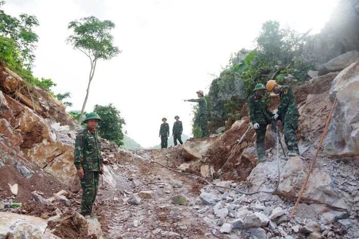 Bộ đội Lạng Sơn nỗ lực xây dựng con đường vào Lân Nóng - Ảnh: Dương Nguyên