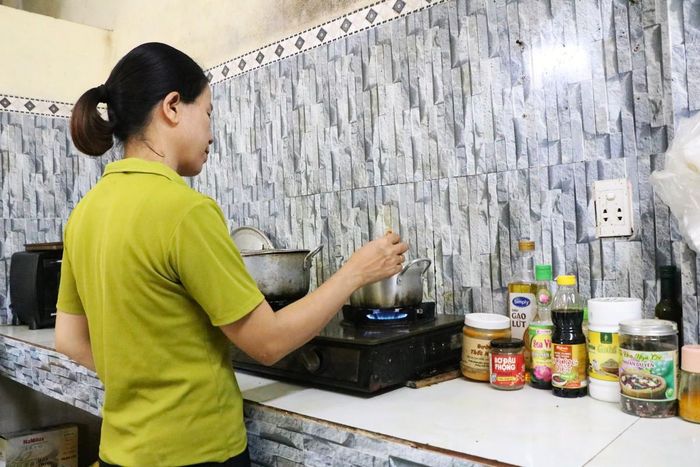 Trong gian bếp của gia đình, chị Đặng Thị Thuận ưu tiên sử dụng nhiều sản phẩm do doanh nghiệp Việt Nam sản xuất.
