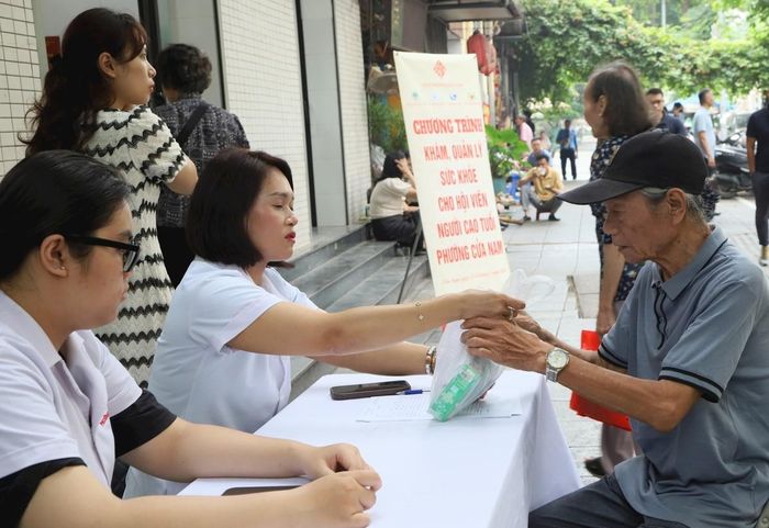 Người dân khám sức khỏe tại phường Cửa Nam.