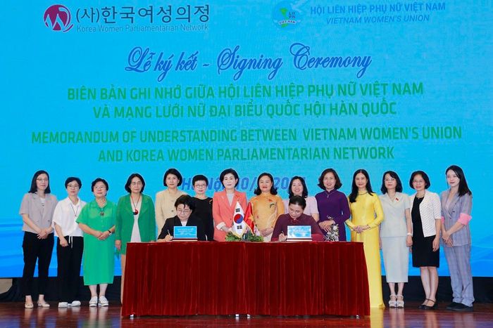 Hội LHPN Việt Nam và Mạng lưới Nữ đại biểu Quốc hội Hàn Quốc ký kết Biên bản ghi nhớ ngày 10/9/2024. Ảnh: Thu Hà
