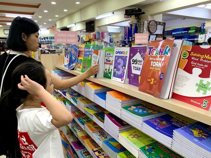 Việc tìm mua đủ cả bộ SGK khiến phụ huynh mất nhiều thời gian.