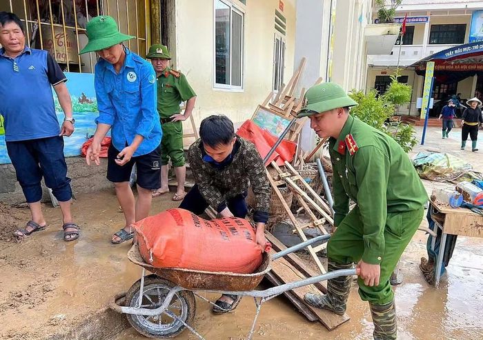 Kịp thời có mặt ở địa bàn giúp người dân khắc phục thiên tai.