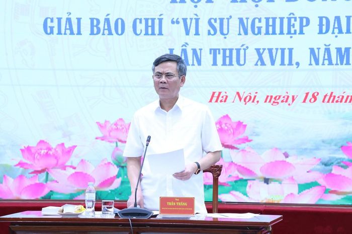 Phó Chủ tịch UBTƯ MTTQ Việt Nam Trần Thắng, Trưởng ban tổ chức giải, Chủ tịch Hội đòng sơ khảo phát biểu tại cuộc họp