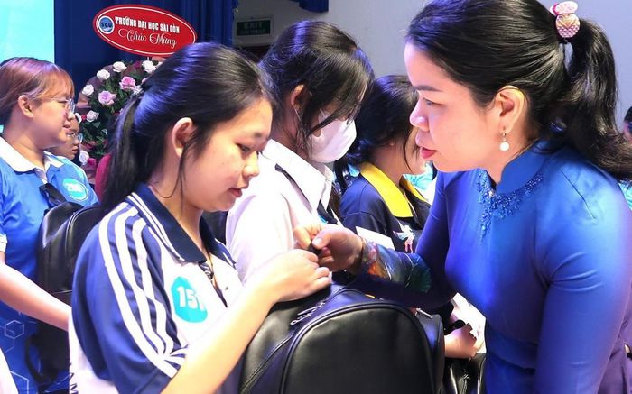 Bà Nguyễn Thị Ngọc Xuân, Phó Chủ tịch Ủy ban MTTQ Việt Nam TPHCM, Chủ tịch Hội LHPN TPHCM, trao quà cho các em