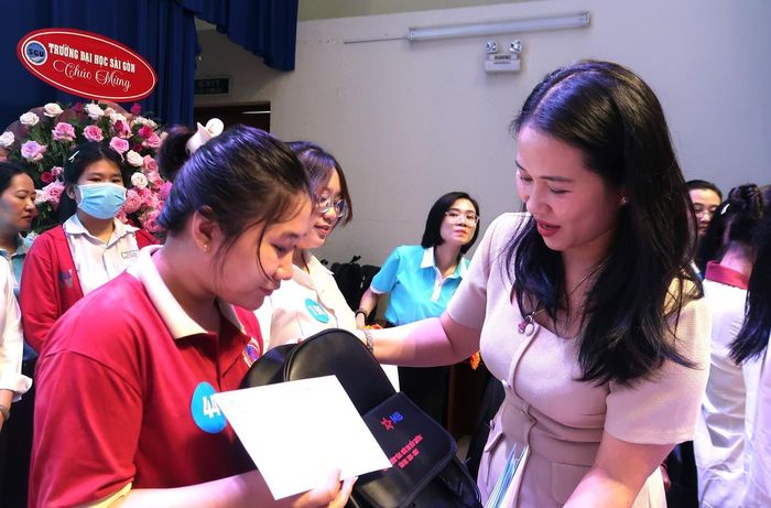 Em Hồ Ngô Kỷ Nguyên (bên trái) nhận học bổng tại chương trình.