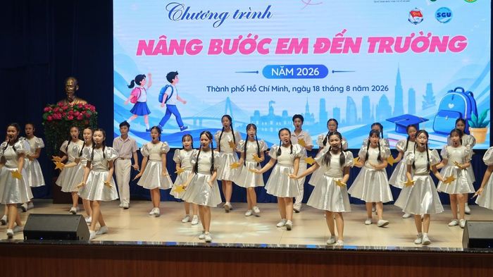 Chương trình “Nâng bước em đến trường” năm 2026.