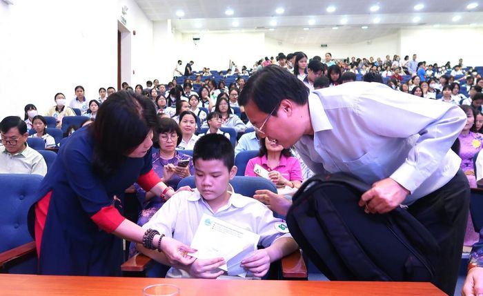 Ông Lê Quốc Phong, Ủy viên Ban Chấp hành Trung ương Đảng, Phó Bí thư Thường trực Thành ủy TPHCM, cùng bà Lã Thị Lan - Phó Chủ tịch Hiệp hội Doanh nghiệp TPHCM, Chủ tịch kiêm Giám đốc Quỹ Doanh nhân vì cộng đồng, trao quà cho em Phạm Thanh Bảo An (con trai của chị Lê Thị Thanh Hằng, phường Bình Tây, TPHCM)