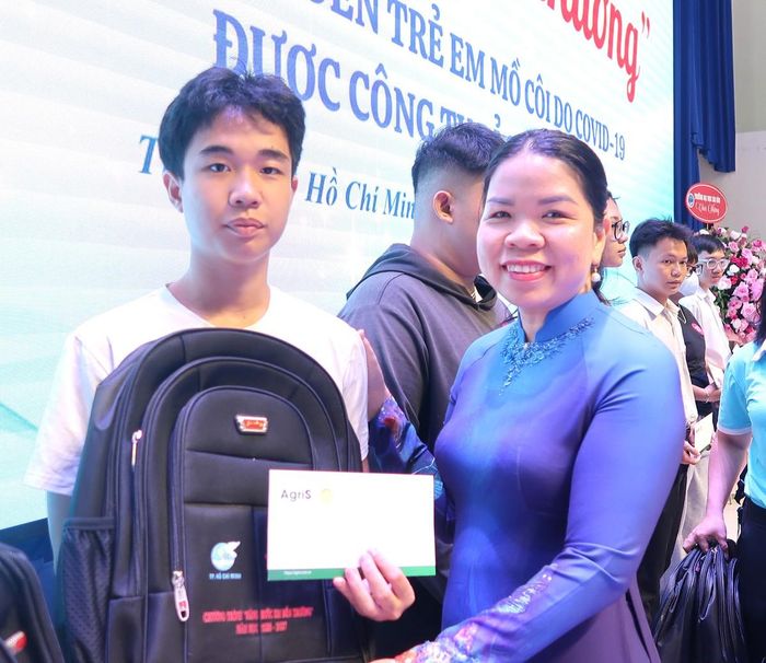 Bà Nguyễn Thị Ngọc Xuân, Phó Chủ tịch Ủy ban MTTQ Việt Nam TPHCM, Chủ tịch Hội LHPN TPHCM, trao học bổng cho các em.