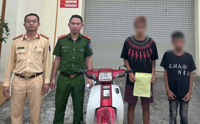 Lực lượng Công an triệu tập 2 thiếu niên vi phạm trật tự, an toàn giao thông đến làm việc, đồng thời ra quyết định tịch thu phương tiện. Ảnh: Công an Lào Cai