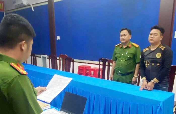 Cơ quan Công an thi hành lệnh bắt bị can để tạm giam đối với Lê Tiến. Ảnh Công an An Giang
