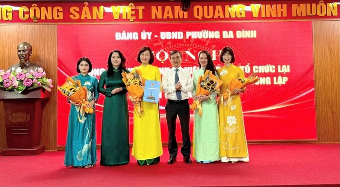 Bà Đỗ Minh Thu (thứ 3 từ trái sang), Hiệu trưởng Trường Tiểu học Ba Đình, Hà Nội