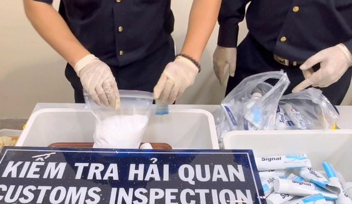 Ma tuý được nguỵ trang trong tuýp kem đánh răng được lực lượng hải quan cửa khẩu sân bay Tân Sơn Nhất phát hiện. Ảnh: Hải quan TPHCM