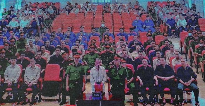 Ảnh chụp qua màn hình xét xử tại đầu cầu T30 - bị cáo Hoàng Sỹ Thắng đang trả lời thẩm vấn của HĐXX