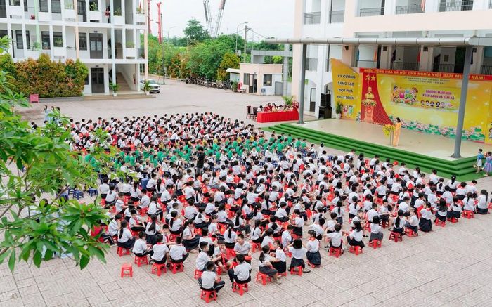 Học sinh Trường Tiểu học Tàm Xá trong một hoạt động tập thể tại sân trường
