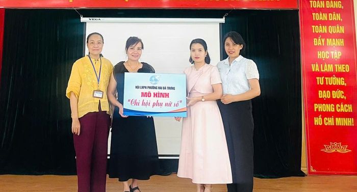 Thường trực Hội LHPN phường ra mắt mô hình "Chi hội phụ nữ kinh doanh số" tại Chợ Hôm - Đức Viên