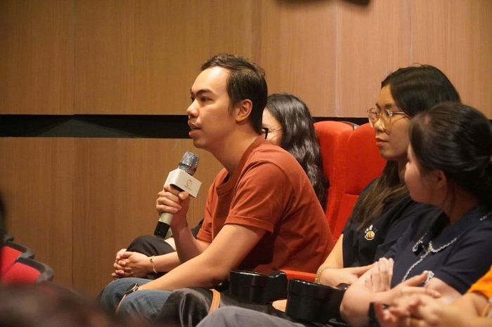 Khán giả giao lưu, đặt câu hỏi cho các chuyên gia, nhà làm phim và nhân vật.