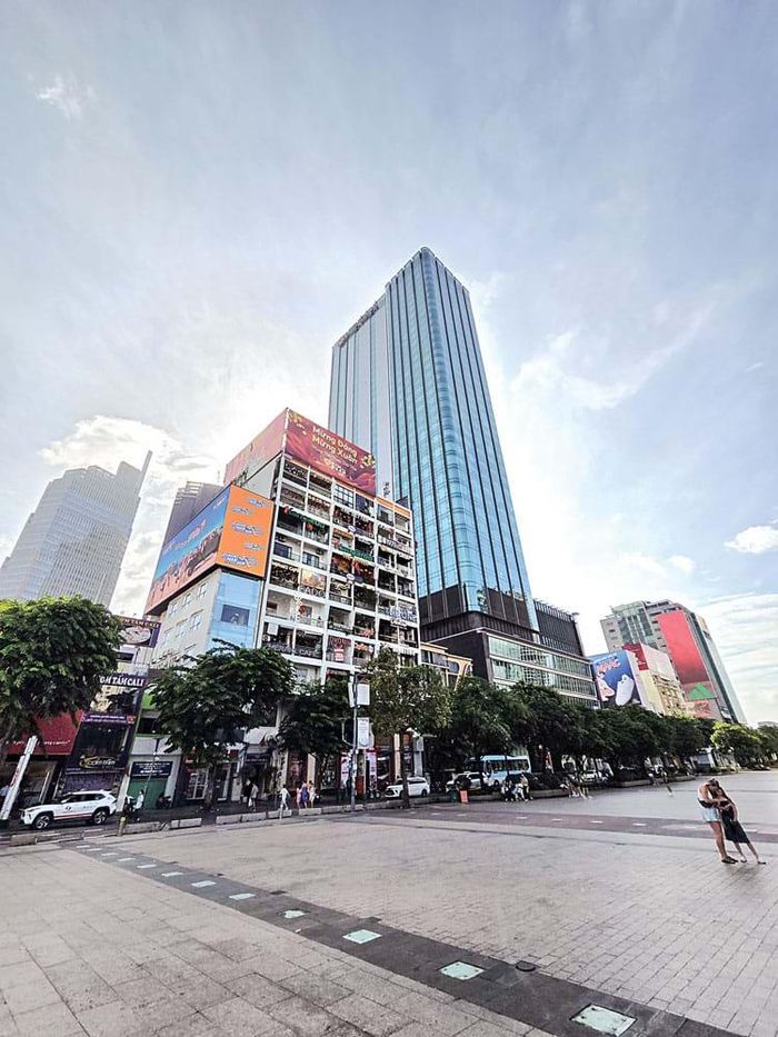 Cao ốc căn hộ 40 Nguyễn Huệ tuy cũ nhưng thu hút giới trẻ và du khách vì có nhiều quán cà phê, ẩm thực và thời trang độc đáo. Nhiều công sở cùng cao ốc cũ có kiểu dáng xưa và vị trí thuận lợi vẫn có thể gia cố và chỉnh trang, bổ sung thêm công năng mới phục vụ các thế hệ hiện tại và tương lai.