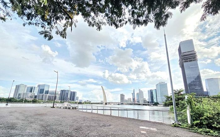 Một phần quang cảnh hai bên vàm Bến Nghé (quận 1 cũ) và Thủ Thiêm. Nên tập trung xây dựng nhà chọc trời tại Thủ Thiêm - trung tâm hành chính và trung tâm tài chính mới của TP.HCM, thay vì ở trung tâm Sài Gòn xưa.