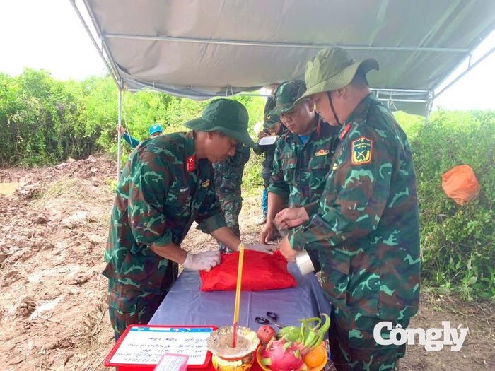 Hài cốt liệt sĩ được đưa về nơi bảo quản an toàn để chuẩn bị cho các nghi thức tôn vinh và lễ an táng trang trọng tại nghĩa trang địa phương ((Ảnh: Vĩnh Nghị)