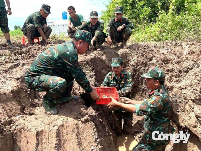 Đội tìm kiếm, quy tập hài cốt liệt sĩ thuộc Bộ Chỉ huy Quân sự tỉnh đã tổ chức đào tìm và quy tập thành công hài cốt liệt sĩ tại ấp Mỹ Điền, xã Đông Hải ((Ảnh: Vĩnh Nghị)