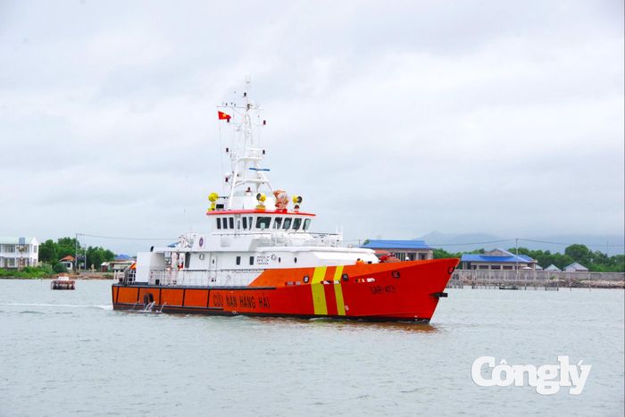 Tàu SAR 413 thuộc Trung tâm Phối hợp tìm kiếm, cứu nạn hàng hải khu vực III đưa ngư dân bị nạn về bờ an toàn.