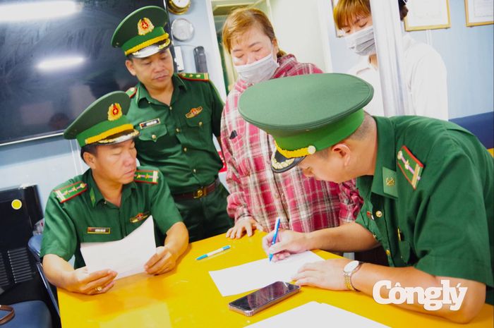 Lực lượng Bộ đội Biên phòng TP.HCM tiến hành các thủ tục tiếp nhận ngư dân Nguyễn Văn Chí Thanh theo quy định.
