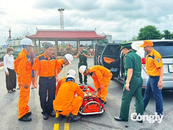 Ngư dân Nguyễn Văn Chí Thanh được đưa đi cấp cứu kịp thời.
