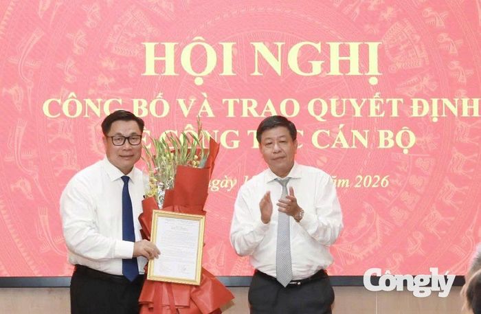 Ủy viên Ban Thường vụ Thành ủy, Phó Chủ tịch Thường trực UBND thành phố Hà Nội Dương Đức Tuấn trao quyết định, tặng hoa chúc mừng tân Giám đốc Sở Nội vụ Nguyễn Quang Hiếu. (Ảnh: Đình Hiệp)