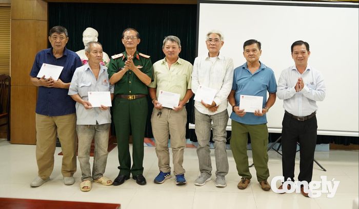 Trao kinh phí hỗ trợ cho các thương, bệnh binh.