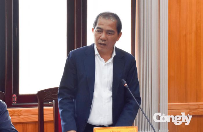 Giám đốc Sở Tài chính Lê Ngọc Tiến báo cáo tình hình triển khai các dự án tại buổi làm việc.