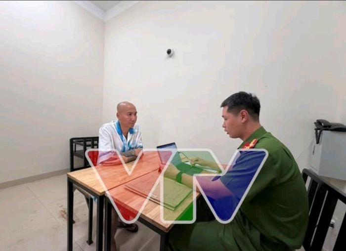 Lê Văn Phú ( tức Phú Lê ) tại cơ quan công an. ( Ảnh: VTV)