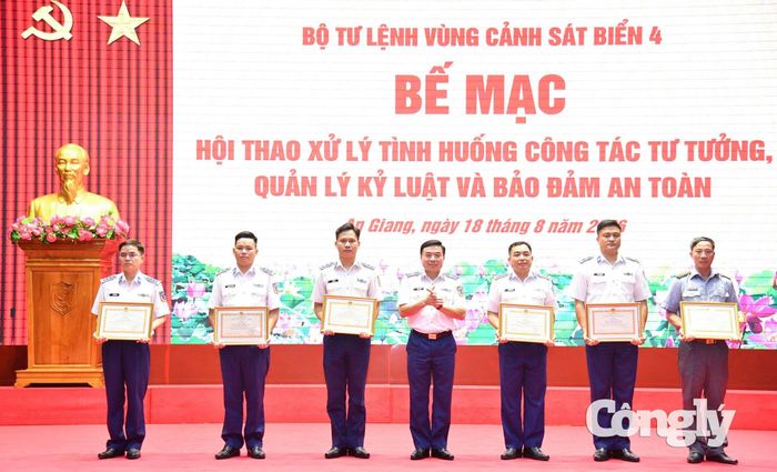 Thiếu tướng Đào Bá Việt - Tư lệnh Vùng Cảnh sát biển 4 trao thưởng cho các cá nhân có thành tích tốt trong tham gia Hội thao