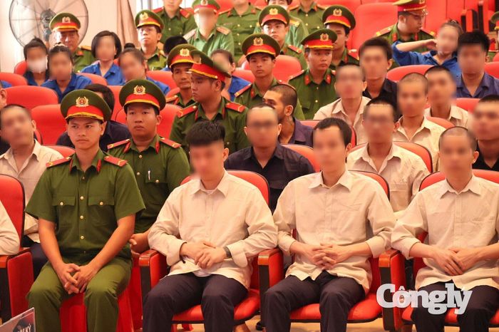 Phần xét hỏi đối với các bị cáo thuộc vụ án thứ nhất.