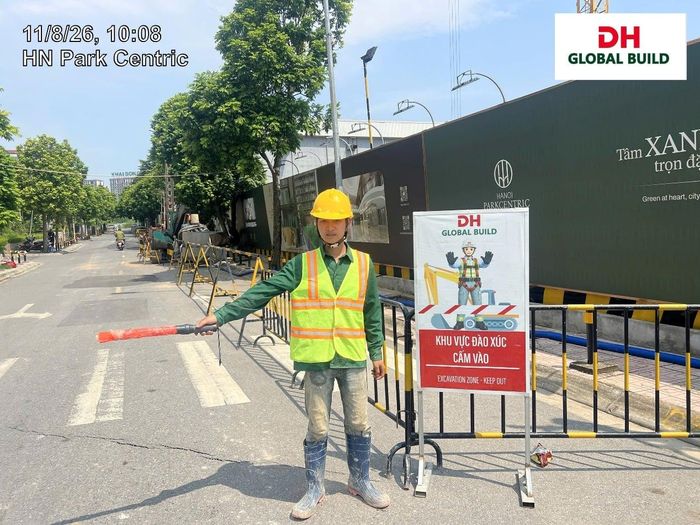 Hàng rào cứng được thiết lập tại khu vực cần kiểm soát, nhân sự được bố trí theo dõi và điều tiết giao thông 24/7. Ảnh do nhà thầu cung cấp