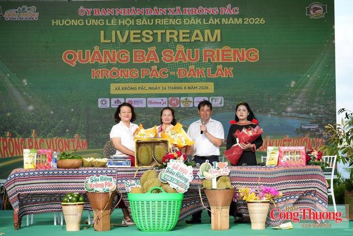 Các xã, phường tổ chức livestream quảng bá sầu riêng.