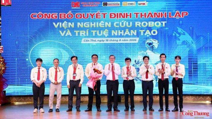 Chủ tịch UBND TP. Cần Thơ Trương Cảnh Tuyên chúc mừng thành viên Viện Nghiên cứu robot và trí tuệ nhân tạo DNC.