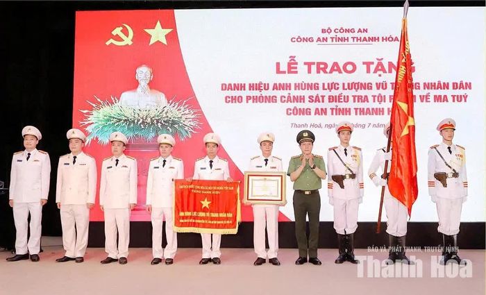Đại tướng Lương Tam Quang, Ủy viên Bộ Chính trị, Bộ trưởng Bộ Công an trao danh hiệu Anh hùng Lực lượng vũ trang Nhân dân của Chủ tịch nước tặng Phòng Cảnh sát điều tra tội phạm về ma túy, Công an tỉnh Thanh Hóa (tháng 7/2025). Ảnh: Đình Hợp