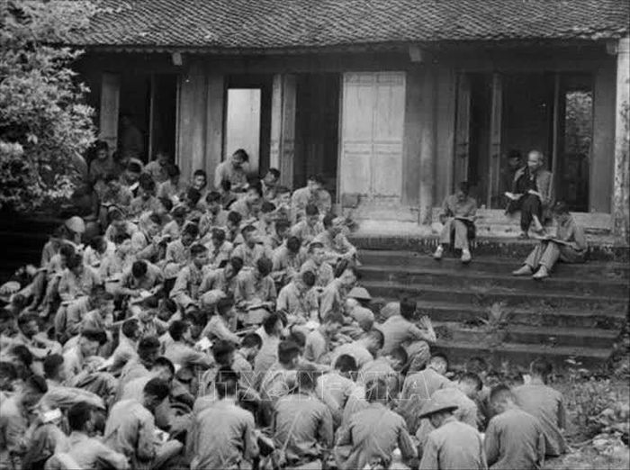Bác Hồ căn dặn cán bộ, chiến sĩ Đại đoàn quân Tiên Phong tại Khu Di tích lịch sử Đền Hùng. Ảnh: TTXVN