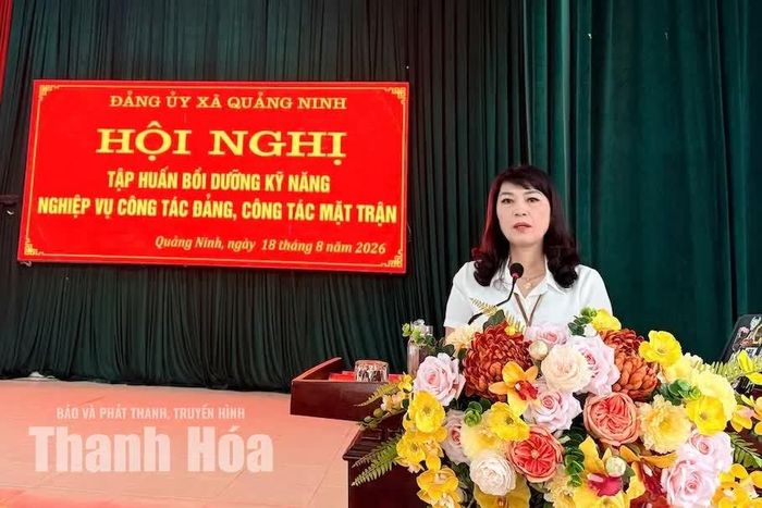 Bí thư Đảng ủy, Chủ tịch HĐND xã Quảng Ninh Nguyễn Thị Sơn phát biểu tại hội nghị.