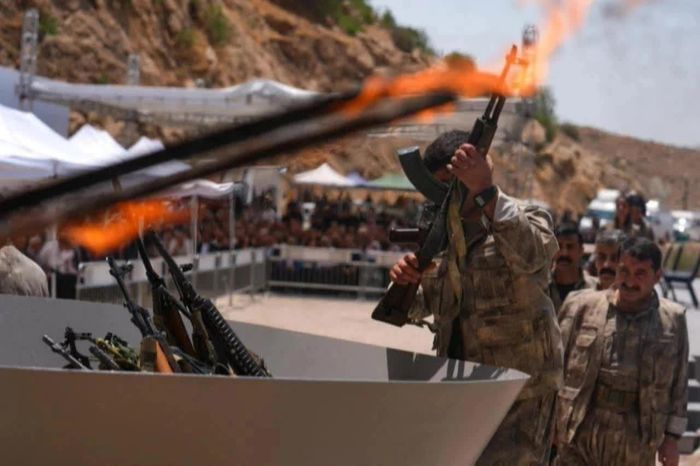 Nhóm thành viên PKK đầu tiên hạ vũ khí và phá hủy vũ khí tại Sulaymaniyah, miền Bắc Iraq, ngày 11/7/2025. Ảnh: AA.