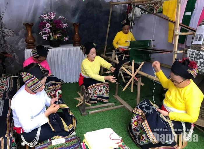 Nghề dệt thổ cẩm của đồng bào dân tộc Thái, xã Vạn Xuân được gìn giữ, khai thác phục vụ phát triển du lịch.