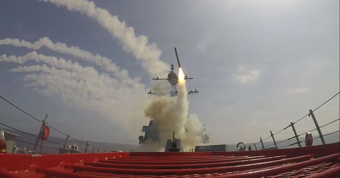 Tàu khu trục USS Frank E. Petersen Jr. phóng tên lửa Tomahawk trong Chiến dịch Epic Fury. Ảnh: Navy Times.