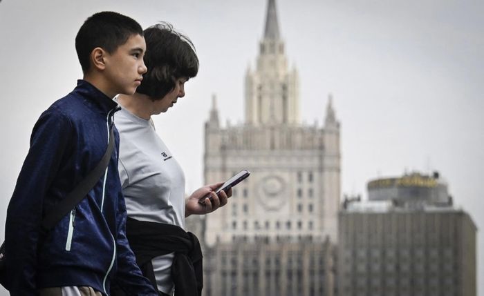 Người dân đi bộ trước trụ sở Bộ Ngoại giao Nga tại Moscow ngày 10/7/2026. Ảnh: AFP.