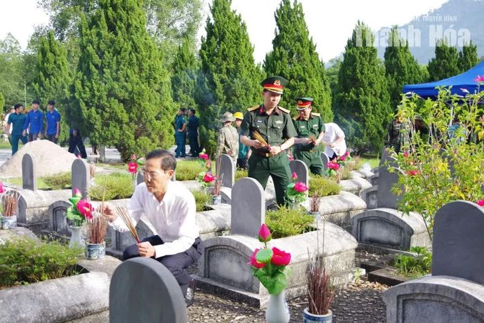 Phó Chủ tịch UBND tỉnh Đầu Thanh Tùng và đại biểu thắp hương lên phần mộ các liệt sĩ.