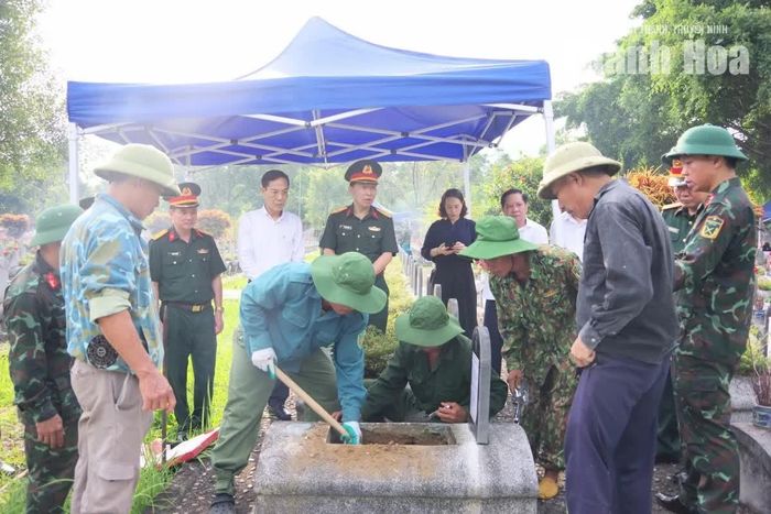 Các lực lượng tiến hành lấy mẫu sinh phẩm tại phần mộ chưa xác định được thông tin liệt sĩ.